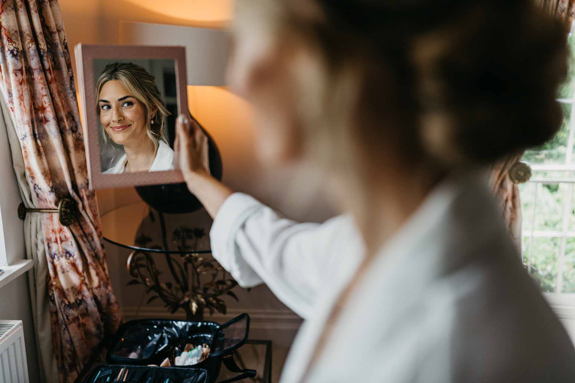 brudens forberedelse bryllupsfotografi i Viby, Aarhus