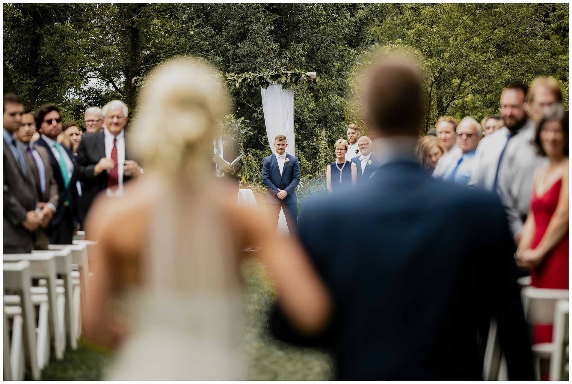 bryllup i lade ved Aarhus Bruden møder sin gom i en stemningsfuld bohemeceremoni.