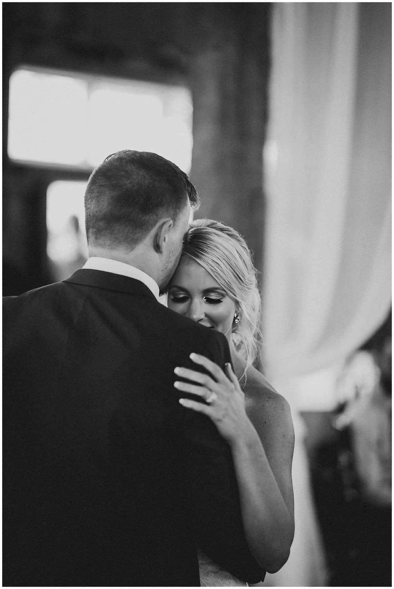 bryllup i naturen-2 Naturligt boheme bryllup i Nordsjælland, brudeparret fanget i et stille øjeblik.