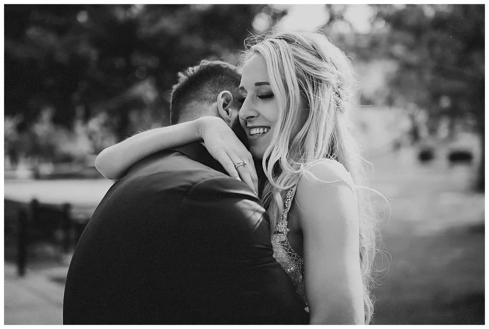 bryllupsfoto i Aarhus-11 Naturlig bryllupsfotografering i Aarhus landskab – brudeparret deler et kærligt øjeblik omgivet af grønne omgivelser og blødt naturligt lys.